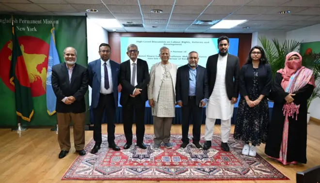 যুক্তরাষ্ট্রে এক অনুষ্ঠানে প্রধানউপদেষ্টার সাথে তার প্রতিনিধি দলের সদস্যরা