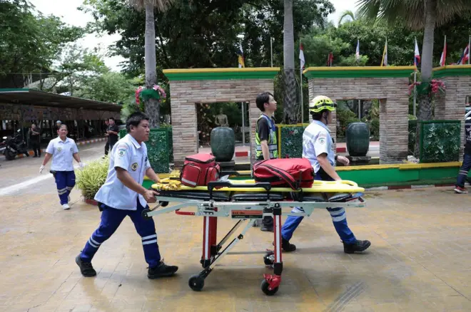 Nhân viên cứu hộ làm việc bên ngoài Trường Debsirin Nonthaburi, nơi xảy ra vụ nổ súng