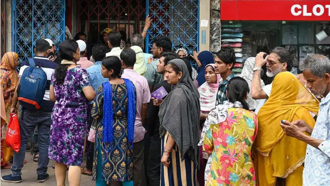 গ্যাসের জন্য কলকাতায় লম্বা লাইন ক্রেতাদের