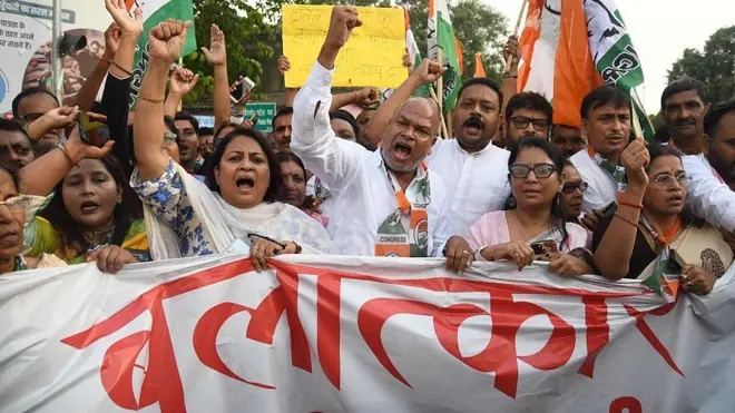 पटना में घटना को लेकर विरोध प्रदर्शन करते कांग्रेस के कार्यकर्ता