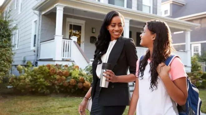 직장에 출근하는 여성과 등교하는 자녀의 모습