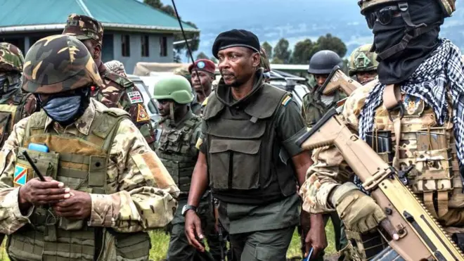 Willy Ngoma hagati y'abasirikare bamurinze