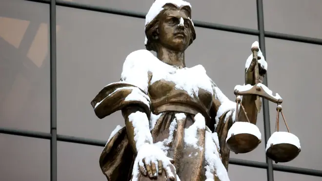 Статуя Фемиды у здания Верховного суда РФ