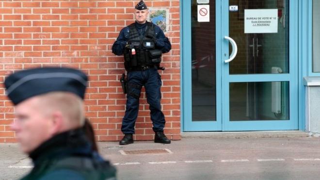 法国北部Henin-Beaumont一投票站外站岗的警察（23/4/2017）