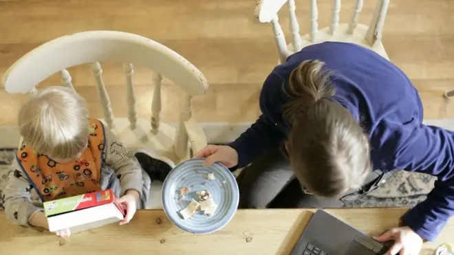 أدى انتشار وباء كورونا إلى مسح الحدود بين الحياة المهنية والخاصة بالنسبة لكثير من الآباء