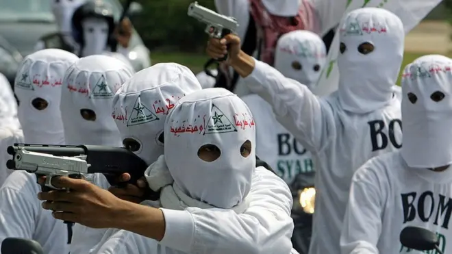 Sejumlah anggota FPI menggelar unjuk rasa di depan Kedutaan Besar Amerika Serikat di Jakarta, 1 Agustus 2006.