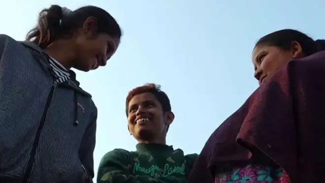 Nehar atawọn ọrẹ rẹ meji