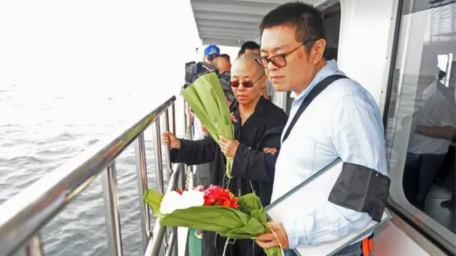 沈阳市人民政府新闻办公室提供的照片中，刘霞和家人参与海葬仪式