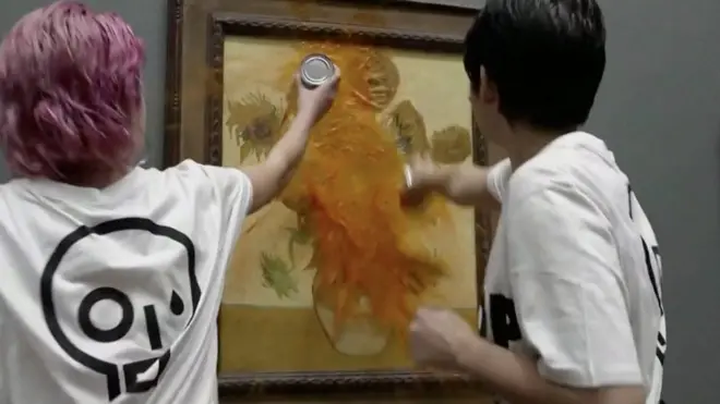 كد المعرض إن اللوحة، التي لا تقدر بثمن، كانت مغطاة بالزجاج وبالتالي لم تتضرر.