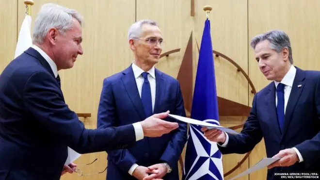 नेटो में शामिल होने की औपचारिकता पूरी करते हुए फ़िनलैंड के विदेश मंत्री पेक्का हाविस्तो (बाएं) और अमेरिकी विदेश मंत्री एंटनी ब्लिंकन (दाएं).