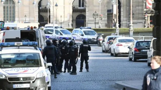 Поліція оточила Лувр