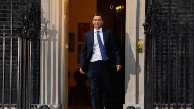 İstifa eden Dışişleri Bakanı Boris Johnson'ın yerine getirilen Jeremy Hunt, Başbakanlık ofisinden çıkarken