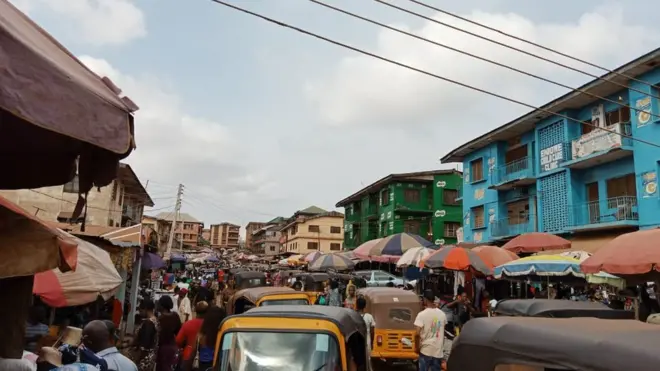 Ndị mmadụ na agagharị na Texaco bus stop Abakpa Nike, Enugu n'ụtụtụ Tuzde