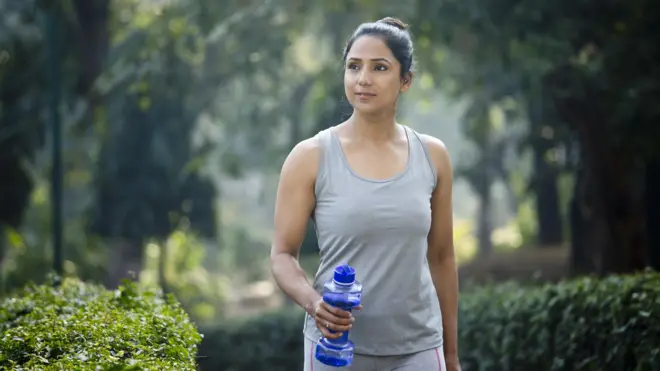 వ్యాయామం చేస్తున్న మహిళ