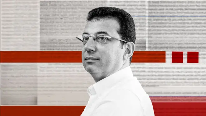 İmamoğlu beyaz bir gömlekle yandan sola doğru bakıyor, merkezde, arka planda yazıların olduğu beyaz zeminde kırmızı çizgiler görünüyor. 