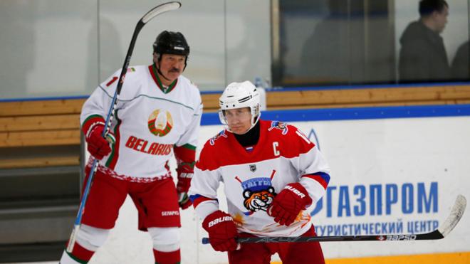 Президенты Беларуси и России прервали переговоры, чтобы сыграть в хоккей