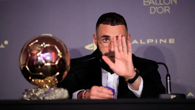 Kareem Benzema pẹlu ami ẹyẹ Ballon d'Or to gba