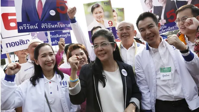 คุณหญิงสุดารัตน์ เกยุราพันธุ์ นำทีมผู้สมัคร ส.ส. กทม. ของพรรคเดินทางไปยื่นใบสมัครรับเลือกตั้งเมื่อ 4 ก.พ.