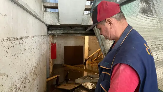 Ispumpavanje vode iz podruma zgrade u Ulici Miće Radakovića u Zemunu