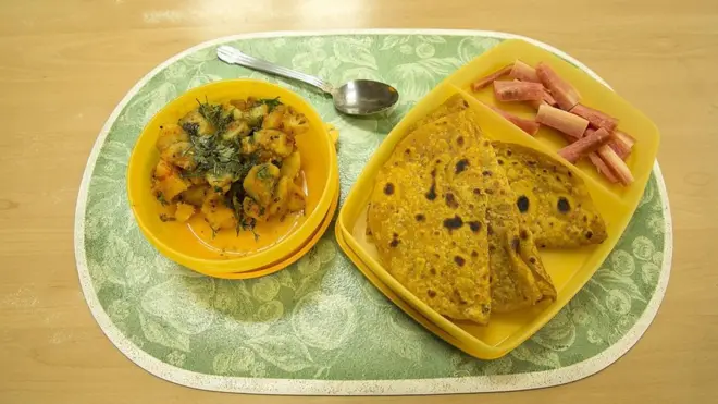 Салат з моркви, масала роті та картопля сука бхаджі