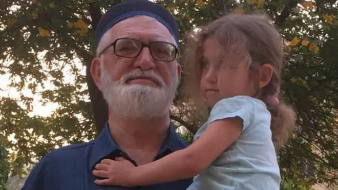 Магомед Алигаджиев с внучкой Сарой. О судьбе обоих нет никакой информации