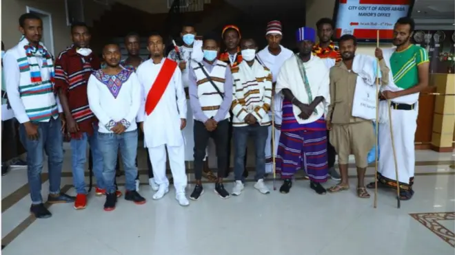 ወጣቶች በተለያየ ባህል ልብስ