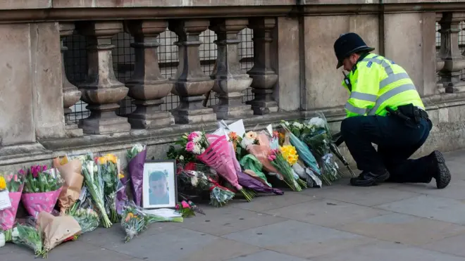 Жители Лондона приносят цветы на место нападения в память о погибших