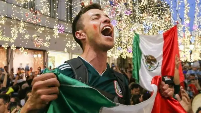 Jóvenes mexicanos con bandera.
