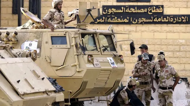 تتعالى أصوات بالشكوى من أوضاع "السجناء السياسيين" في مصر، خاصة فيما يتعلق بالزيارات