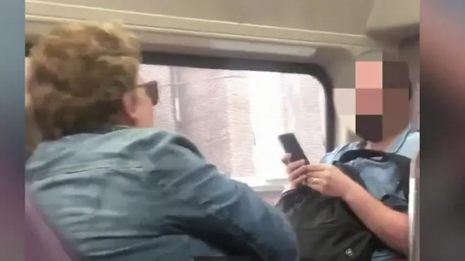 기차안에서 얼굴에 기침한 여성