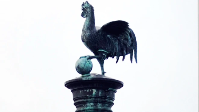 Une statue de coq au sommet du canon algérien actuellement à Brest