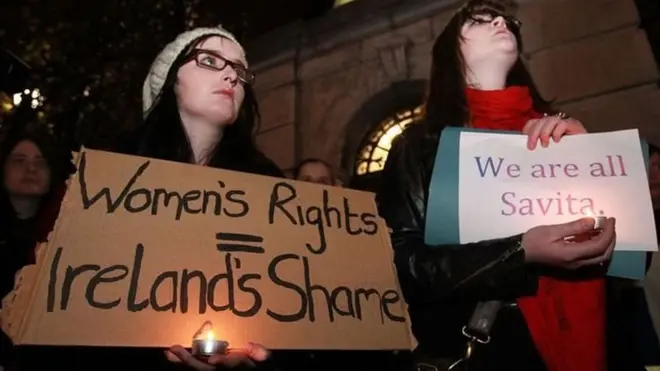 وقفة احتجاجية صامتة من أجل سافيتا هالابانافر، التي توفيت عام 2012 بعد أن منعت الإجهاض