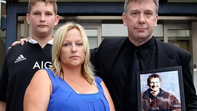 Lee-Anne Cartier con las cenizas de su hermano Phil en compañía de su otro hermano y su sobrino