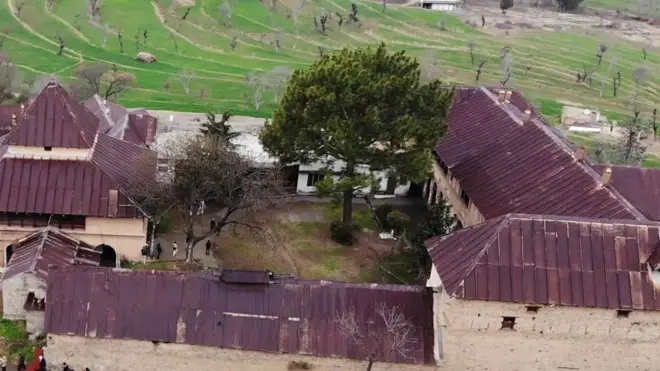 شیر گڑھ کا وہ قلعہ جہاں ماضی میں مسلم اور سکھ افواج کی تلواریں ٹکرانے کی آوازیں گونجا کرتی تھیں وہیں مسلمان بیرونِ ملک سے آنے والے سکھوں کی میزبانی میں مصروف دکھائی دیے۔