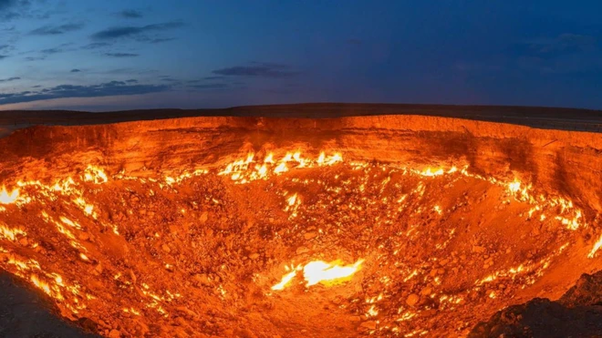 Le cratère de Darvaza, une fosse de gaz en fusion qui crache du feu depuis des décennies et qui est connue comme "les portes de l'enfer".