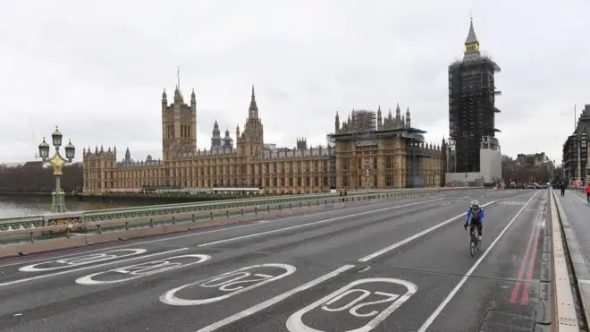 Жаңы локдаундан улам Вестминстер көпүрөсүндөгү күнү-түнү тынбаган унаалардын агымы кан буугандай токтоду