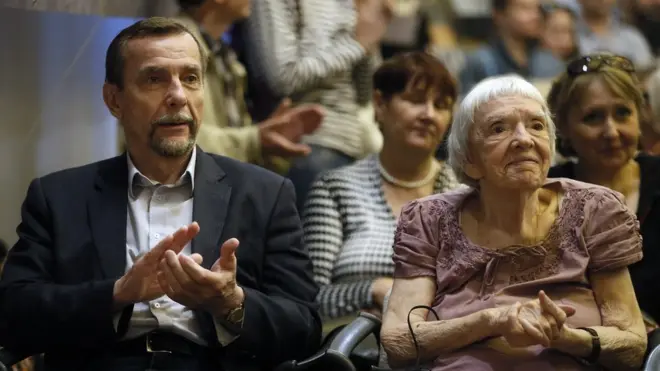 Лев Пономарев и Людмила Алексеева (фото 2014 года)