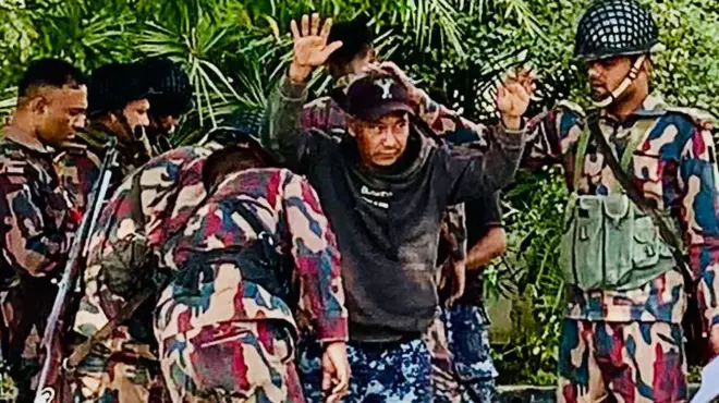 মিয়ানমার সীমান্ত রক্ষী বাহিনীর অস্ত্র নিরস্ত্রকরণ করছে বিজিবি