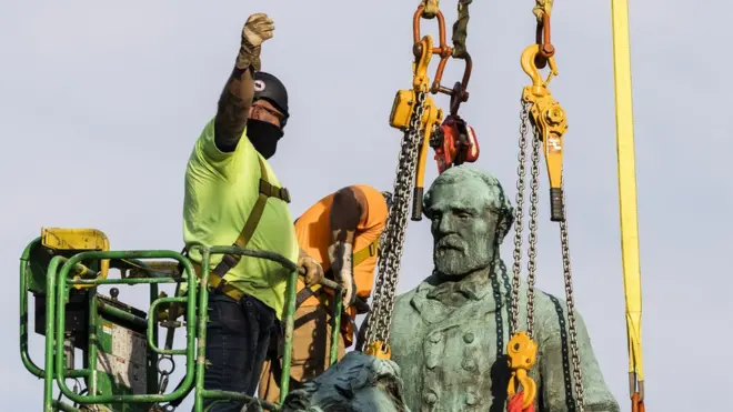Памятник генералу Ли снимают с постамента