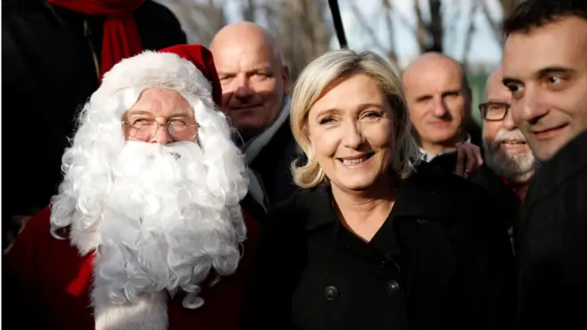 勒庞12月8日在巴黎参观一个圣诞节市场