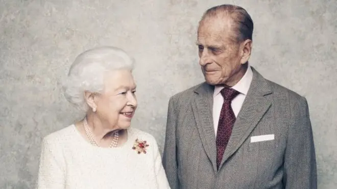 英女王夫妇的新合照格调庄重