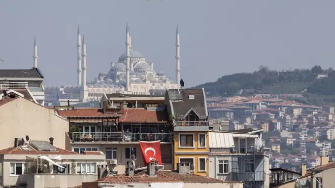 Мечеть Чамлыджа и жилые дома в районе Бешикташ после землетрясения магнитудой 6,2, произошедшего у побережья Стамбула 24 апреля 2025 года в Стамбуле, Турция.