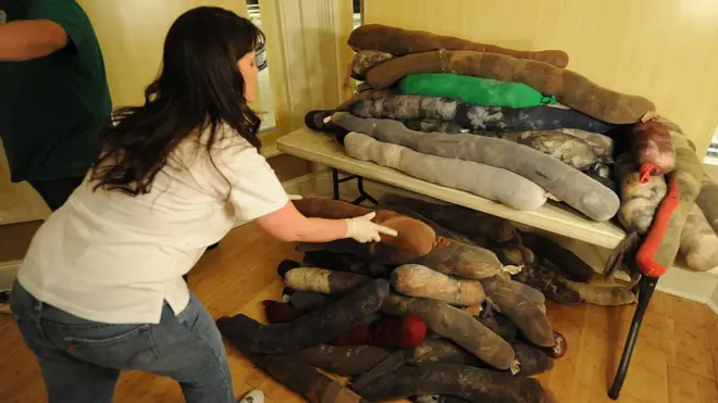 Los cilindros con pelo humano son muy efectivos en separar los aceites contaminantes en el agua.