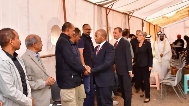 ፕረደዚንት ኢሳይያስ፡ ኣሕዋቱን ወዱን ምስ ሚኒስተር ዑስማን ሳልሕ ብምዃን ኣብ ዳስ ሓዘን ኣጋይሽ እናተቐበሉ