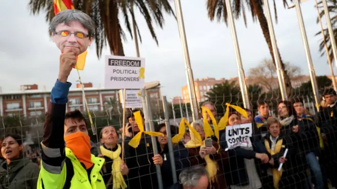 Demonstran di Catalunya menuntut pembebasan para pemimpin mereka.
