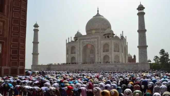 Warga Muslim India salat Idul Fitri di Taj Mahal, Agra pada tanggal 16 Juni, 2018.