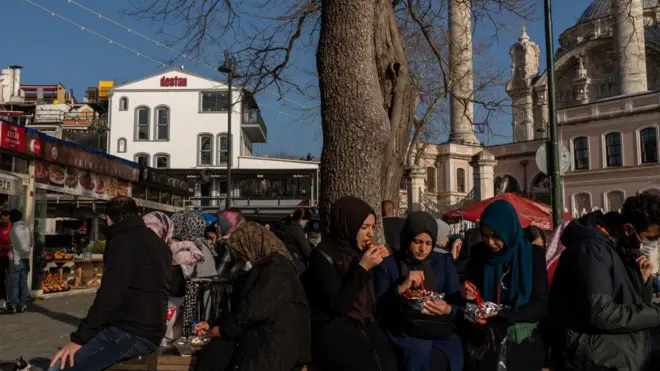 Ortaköy'de dolaşan insanlar