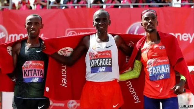 Eliud Kipchoge mshindi wa kwanza akiwa katikati ,Mshindi wa pili Kitata(Ethiopia) na mshindi wa tatu ni Mo Farah kutoka Uingereza