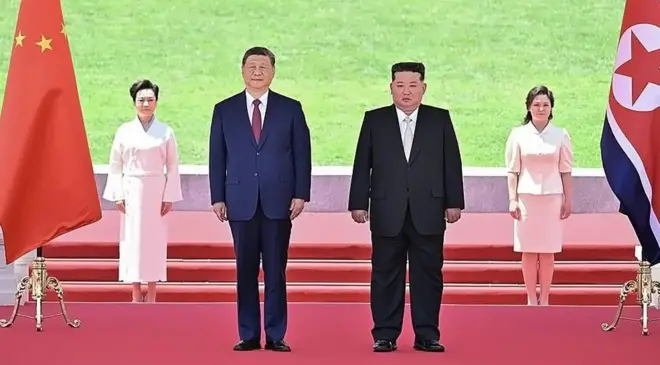 Xi n'umugore we Peng Liyuan (ibumoso) hamwe na Kim n'umugore 