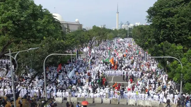 Sejumlah delegasi diterima perwakilan MA, namun massa tertahan blokade aparat.